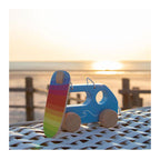 Goki houten trekfiguur surfwagen