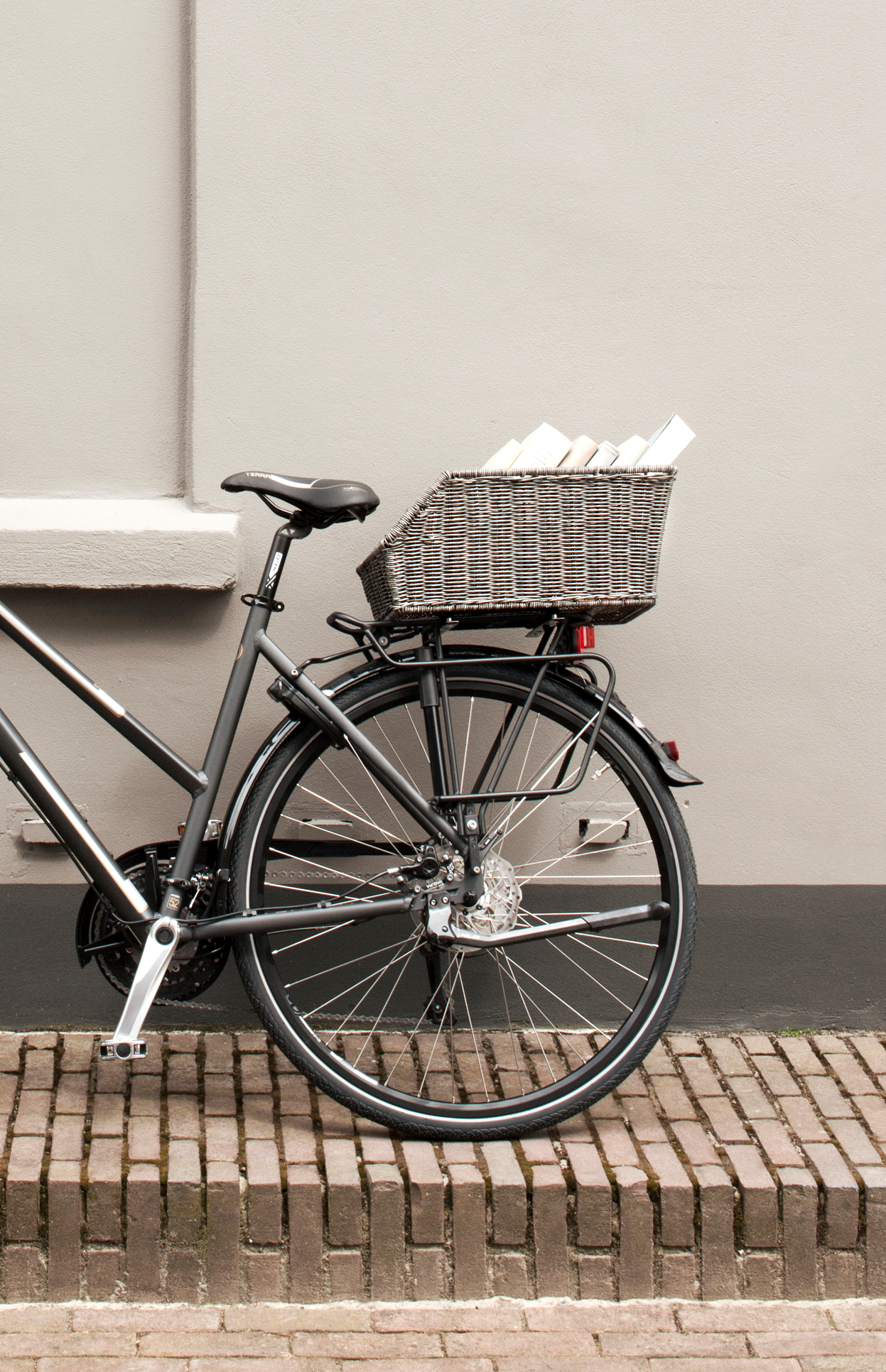 Basil Cento Rattan Look - fietsmand - achterop -bruin