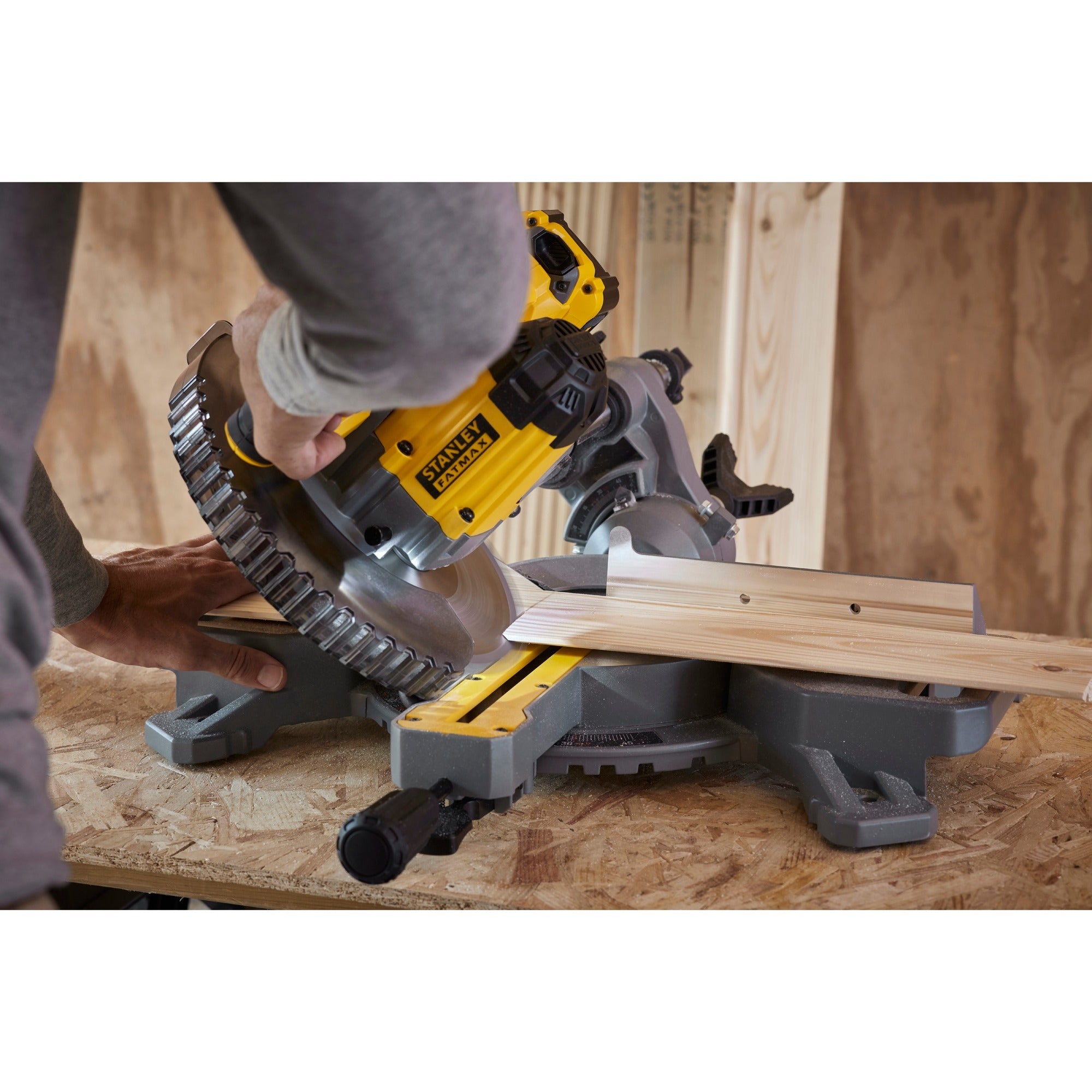 Stanley fatmax v20 18v 4.0ah 190 mm afkort- en verstekzaag (geel zwart, accu (18v, 4.0ah) en oplader (2a) inbegrepen)