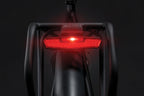 Dragerachterlicht Axa Juno Battery Auto Off - 80 mm montage