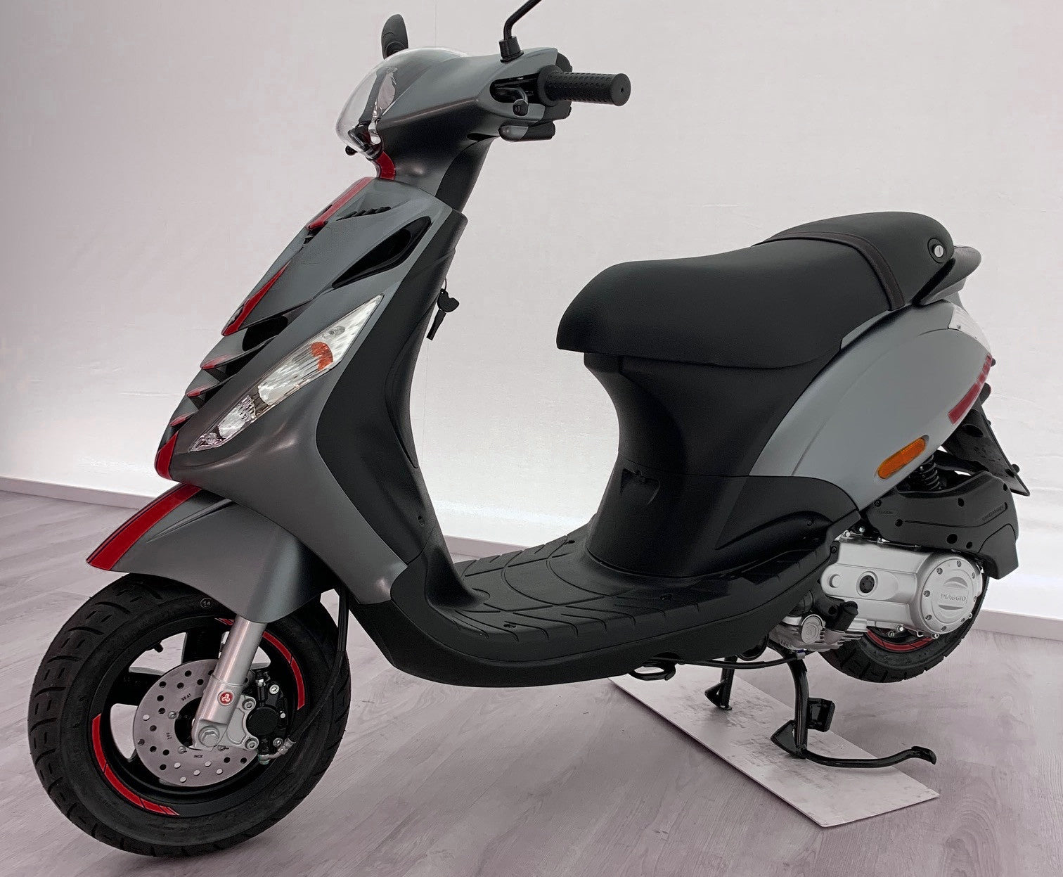 Stickerset CVS Mercedes AMG Rood | Piaggio Zip