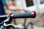 Trivio - fiets handvatten diamant grip zwart lock-on rood