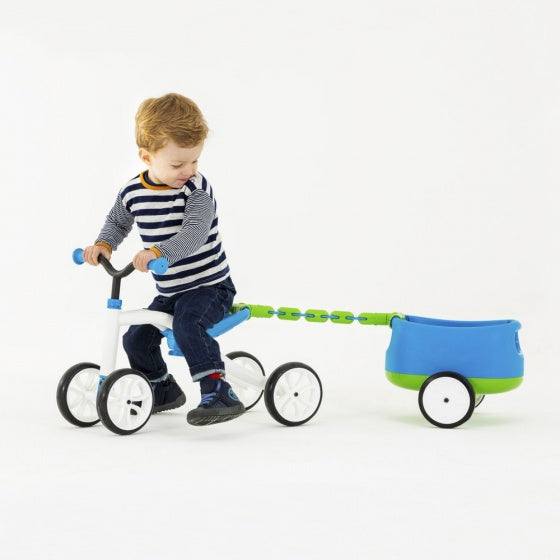 Chillafish loopfiets 1 jaar met aanhangwagen voor jongens en meisjes - vierwieler tot 3 jaar met opbergvak - blauw - lichtgewicht loopauto - extra stabiel - stille anti slip banden voor binnen en buiten - model quadie trailer
