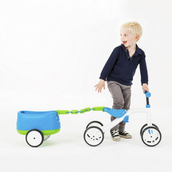 Chillafish loopfiets 1 jaar met aanhangwagen voor jongens en meisjes - vierwieler tot 3 jaar met opbergvak - blauw - lichtgewicht loopauto - extra stabiel - stille anti slip banden voor binnen en buiten - model quadie trailer