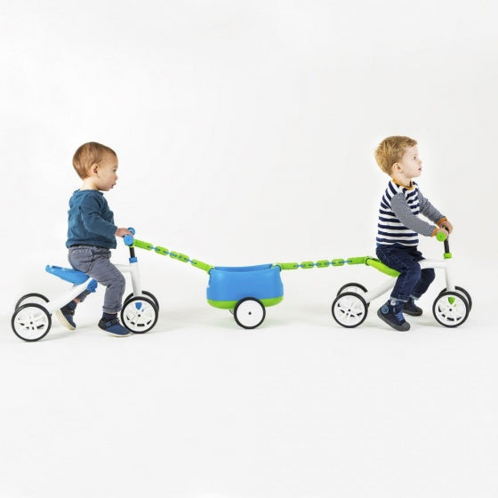 Chillafish loopfiets 1 jaar met aanhangwagen voor jongens en meisjes - vierwieler tot 3 jaar met opbergvak - blauw - lichtgewicht loopauto - extra stabiel - stille anti slip banden voor binnen en buiten - model quadie trailer
