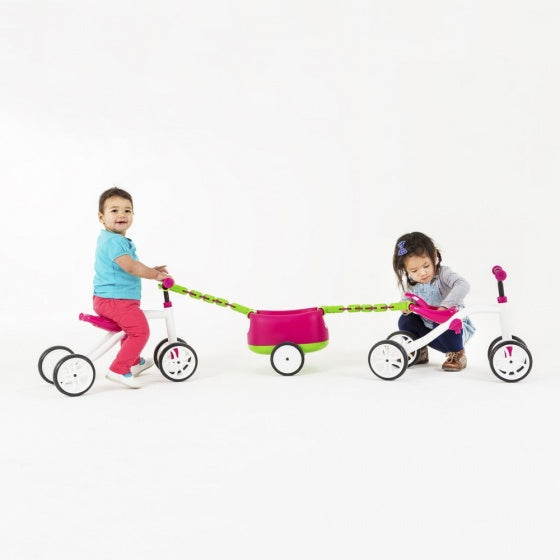 Chillafish loopfiets 1 jaar met aanhangwagen voor jongens en meisjes - vierwieler tot 3 jaar met opbergvak - roze - lichtgewicht loopauto - extra stabiel - stille anti slip banden voor binnen en buiten - model quadie trailer